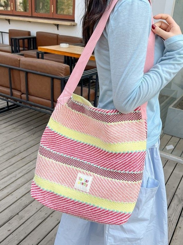 Torba od slame s bojama blokovima i prugama, rameni crossbody, cilindrični bucket stil, velik kapacitet