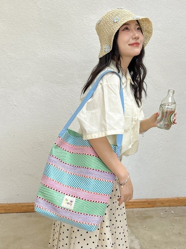 Torba od slame s bojama blokovima i prugama, rameni crossbody, cilindrični bucket stil, velik kapacitet