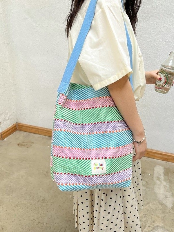 Torba od slame s bojama blokovima i prugama, rameni crossbody, cilindrični bucket stil, velik kapacitet