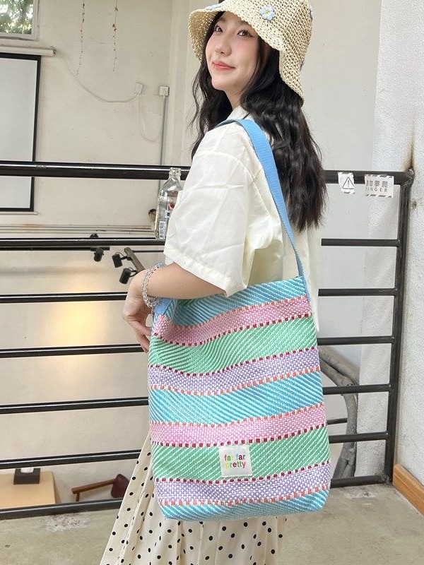 Torba od slame s bojama blokovima i prugama, rameni crossbody, cilindrični bucket stil, velik kapacitet