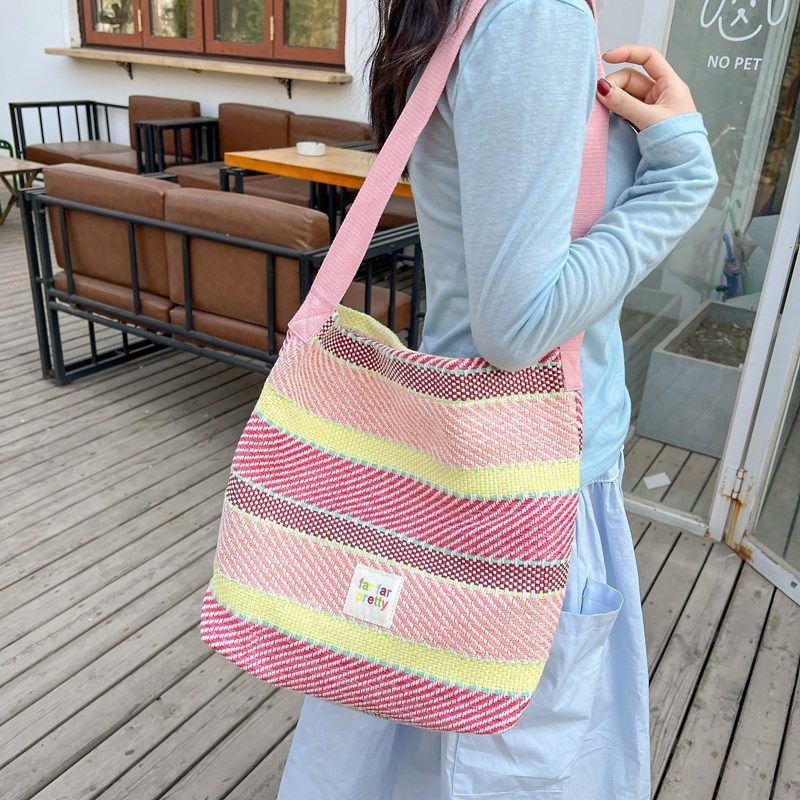 Torba od slame s bojama blokovima i prugama, rameni crossbody, cilindrični bucket stil, velik kapacitet