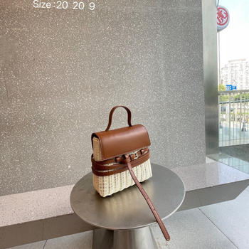 Caredo slamnata crossbody torba - gradski minimalistizam, horizontalni kvadratni oblik, zatvaranje poklopcem, unutarnja džep za telefon