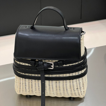 Caredo slamnata crossbody torba - gradski minimalistizam, horizontalni kvadratni oblik, zatvaranje poklopcem, unutarnja džep za telefon