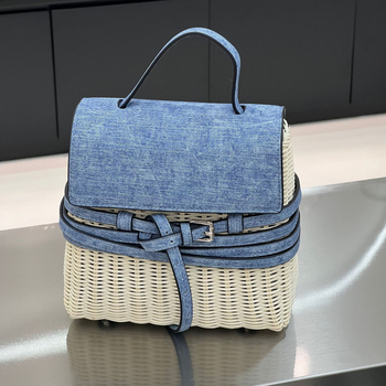 Caredo slamnata crossbody torba - gradski minimalistizam, horizontalni kvadratni oblik, zatvaranje poklopcem, unutarnja džep za telefon