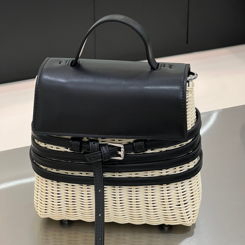 Caredo slamnata crossbody torba - gradski minimalistizam, horizontalni kvadratni oblik, zatvaranje poklopcem, unutarnja džep za telefon