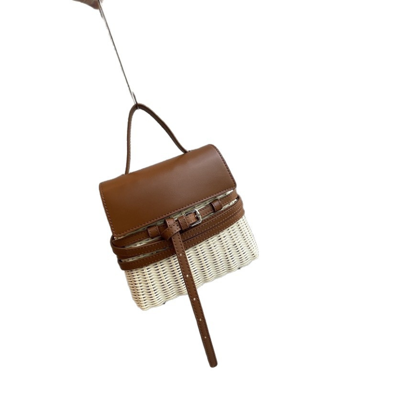 Caredo slamnata crossbody torba - gradski minimalistizam, horizontalni kvadratni oblik, zatvaranje poklopcem, unutarnja džep za telefon