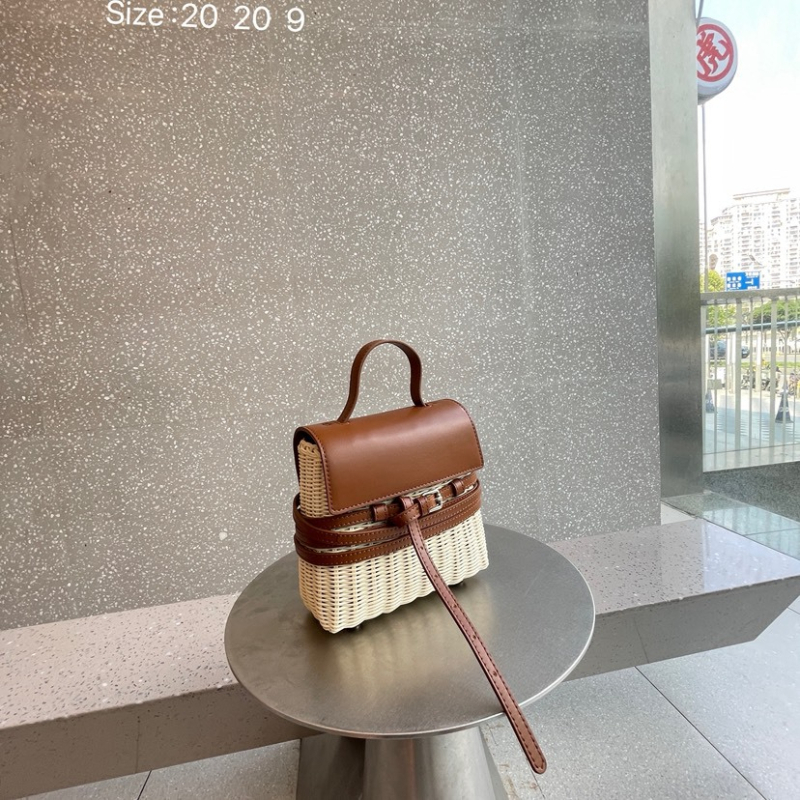 Caredo slamnata crossbody torba - gradski minimalistizam, horizontalni kvadratni oblik, zatvaranje poklopcem, unutarnja džep za telefon