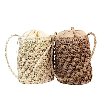 Slámová kabelka na rameno, cylindrický tvar, zapínanie šnúrkou, jednobarebný vzor