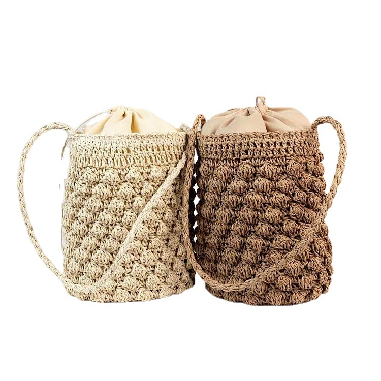 Slámová kabelka na rameno, cylindrický tvar, zapínanie šnúrkou, jednobarebný vzor