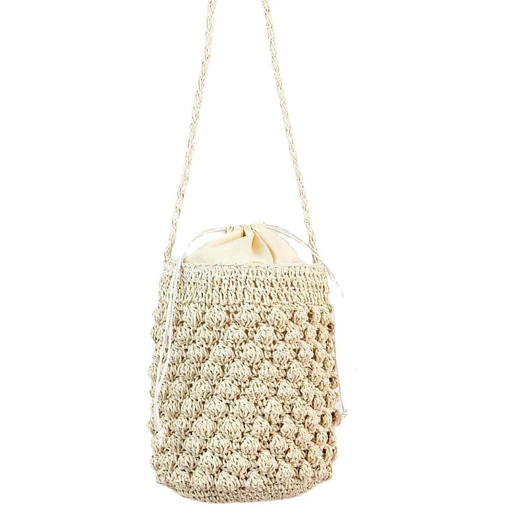 Slámová kabelka na rameno, cylindrický tvar, zapínanie šnúrkou, jednobarebný vzor