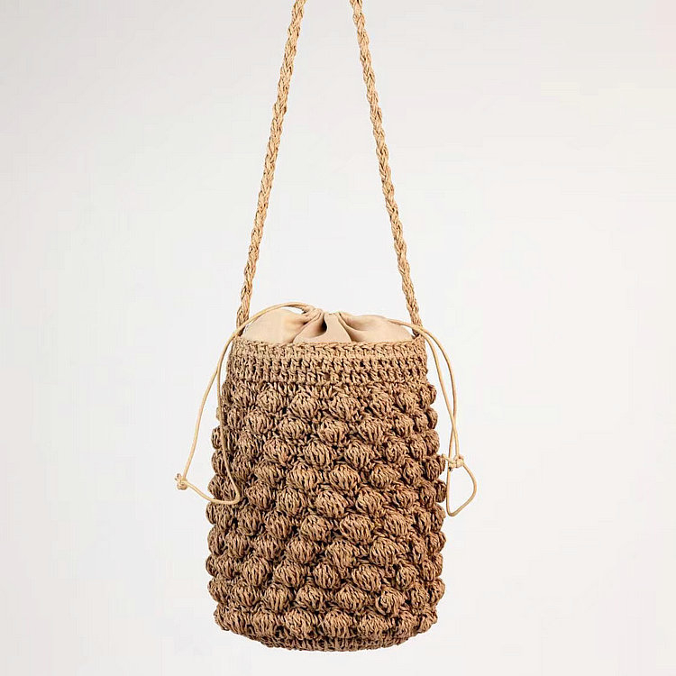 Slámová kabelka na rameno, cylindrický tvar, zapínanie šnúrkou, jednobarebný vzor