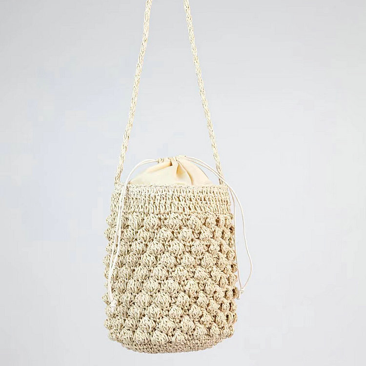 Slámová kabelka na rameno, cylindrický tvar, zapínanie šnúrkou, jednobarebný vzor