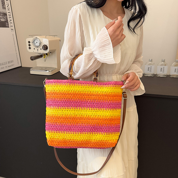 Szalmából készült tote táska, vízszintes négyzet alakú forma, felső nyitás, poliészter bélés, cipzáros zseb és telefontartó zseb, Nyár 2024