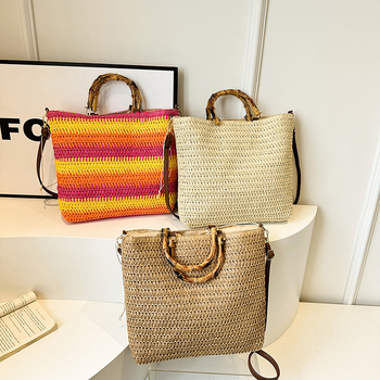 Szalmából készült tote táska, vízszintes négyzet alakú forma, felső nyitás, poliészter bélés, cipzáros zseb és telefontartó zseb, Nyár 2024