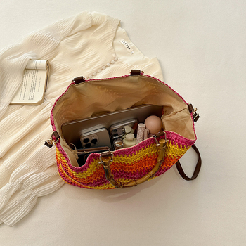 Szalmából készült tote táska, vízszintes négyzet alakú forma, felső nyitás, poliészter bélés, cipzáros zseb és telefontartó zseb, Nyár 2024