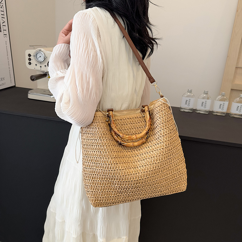 Szalmából készült tote táska, vízszintes négyzet alakú forma, felső nyitás, poliészter bélés, cipzáros zseb és telefontartó zseb, Nyár 2024