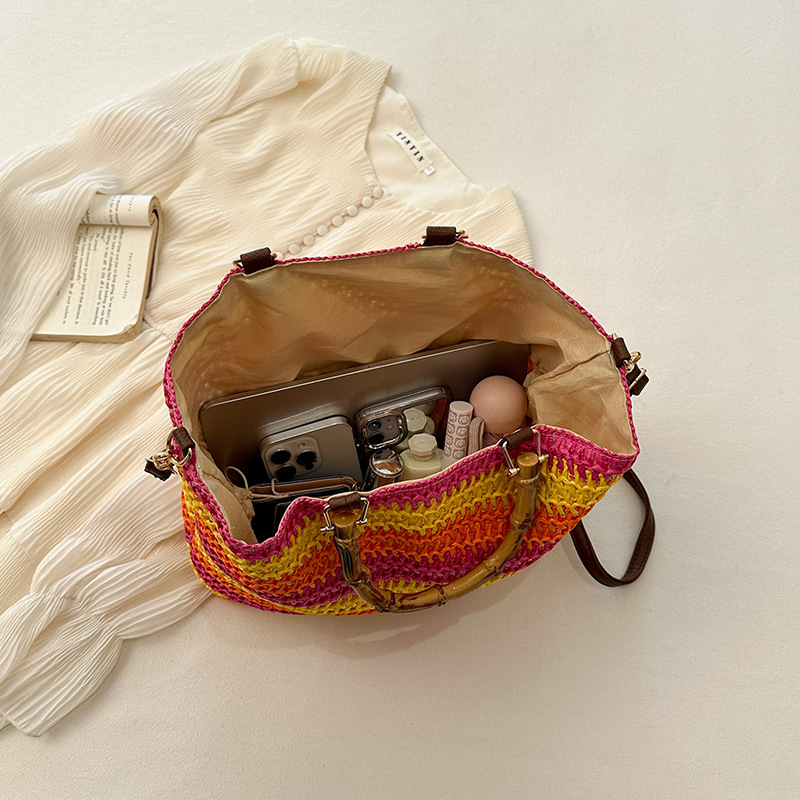 Szalmából készült tote táska, vízszintes négyzet alakú forma, felső nyitás, poliészter bélés, cipzáros zseb és telefontartó zseb, Nyár 2024