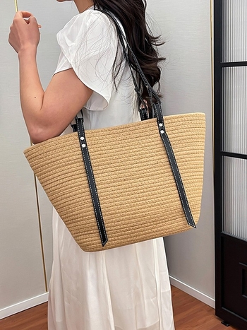 Plećena slamena torba velike kapacitete, otvoreni gornji dio, dvostruke naramenice – gradski minimalistički stil, horizontalni kvadratni oblik