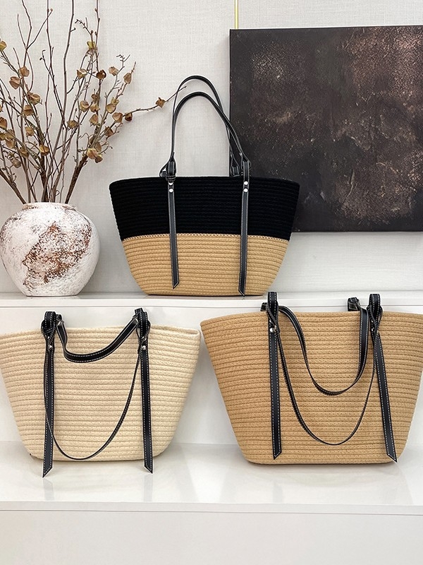 Plećena slamena torba velike kapacitete, otvoreni gornji dio, dvostruke naramenice – gradski minimalistički stil, horizontalni kvadratni oblik