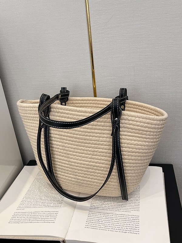 Plećena slamena torba velike kapacitete, otvoreni gornji dio, dvostruke naramenice – gradski minimalistički stil, horizontalni kvadratni oblik