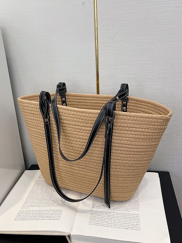 Plećena slamena torba velike kapacitete, otvoreni gornji dio, dvostruke naramenice – gradski minimalistički stil, horizontalni kvadratni oblik