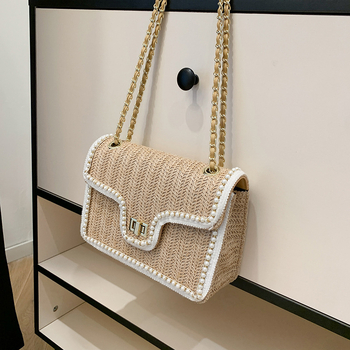 Szalmából készült fonott oldaltáska lakattal zárható, vízszintes négyszög alakú, telefon zsebbel