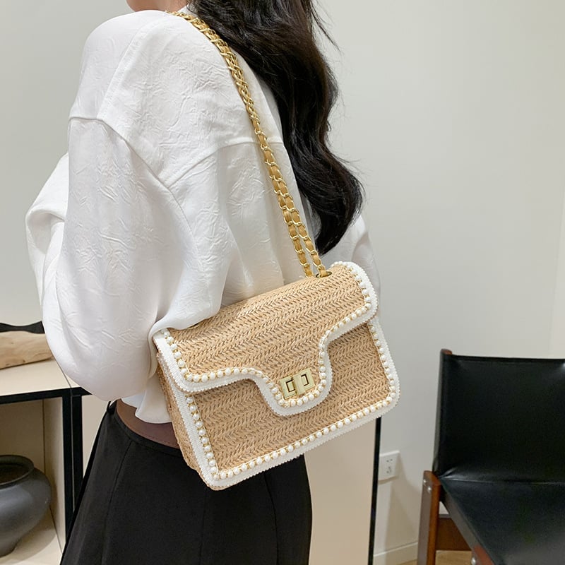 Szalmából készült fonott oldaltáska lakattal zárható, vízszintes négyszög alakú, telefon zsebbel