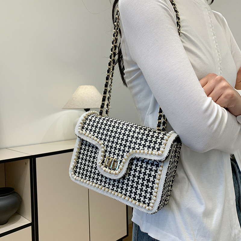 Szalmából készült fonott oldaltáska lakattal zárható, vízszintes négyszög alakú, telefon zsebbel