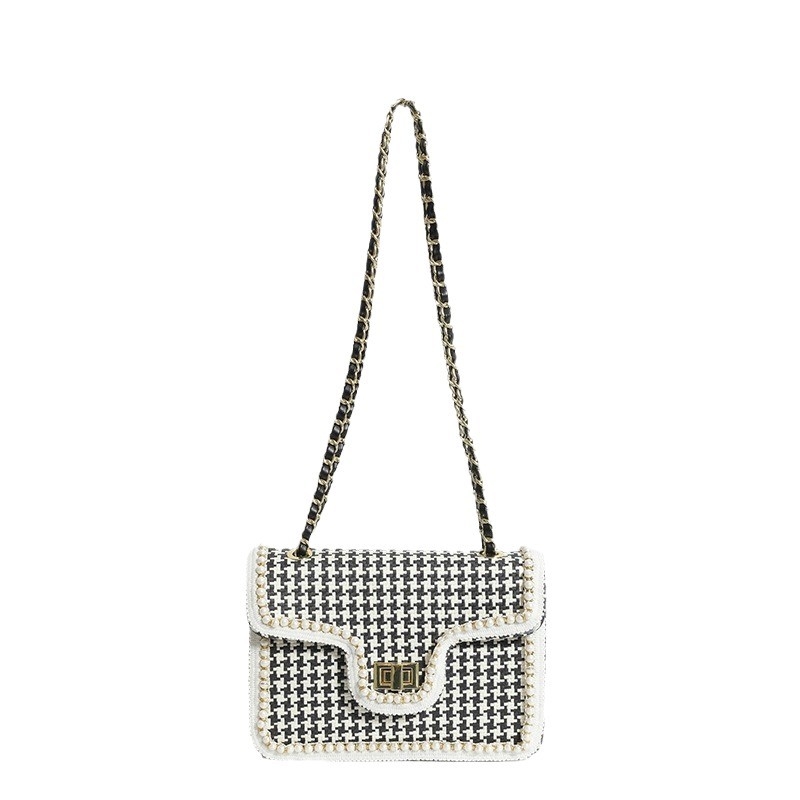 Szalmából készült fonott oldaltáska lakattal zárható, vízszintes négyszög alakú, telefon zsebbel