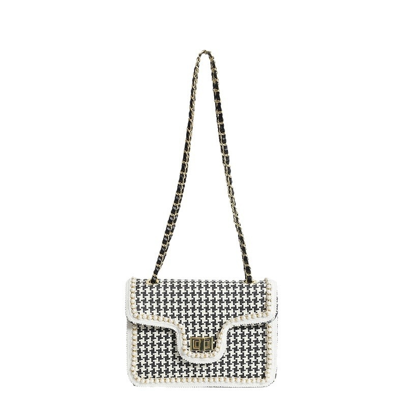 Szalmából készült fonott oldaltáska lakattal zárható, vízszintes négyszög alakú, telefon zsebbel