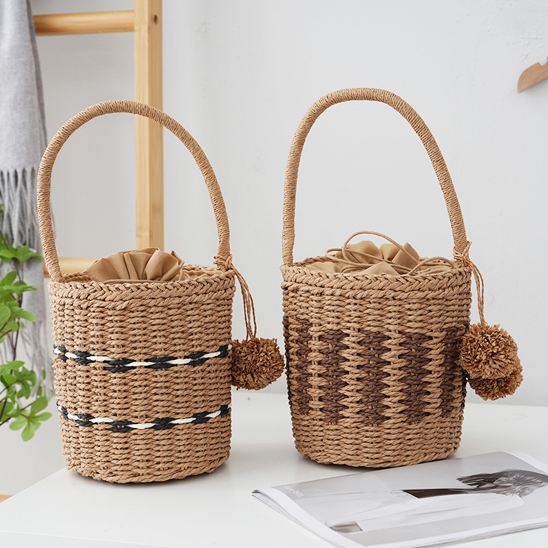 Ženska bucket bag od papirnatog užeta, podstava od platna, zatvaranje šnnom, vodoravni pravokutni oblik, unutarnji džep za dokumente