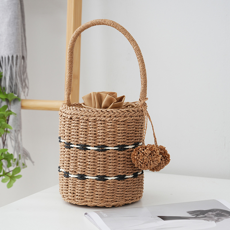 Ženska bucket bag od papirnatog užeta, podstava od platna, zatvaranje šnnom, vodoravni pravokutni oblik, unutarnji džep za dokumente