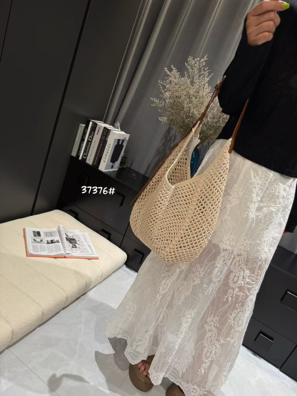 Torba ispod pazuha, pletena, gradski street-fashion stil, vodoravni kvadratni oblik, otvoreni vrh, bez podstavka