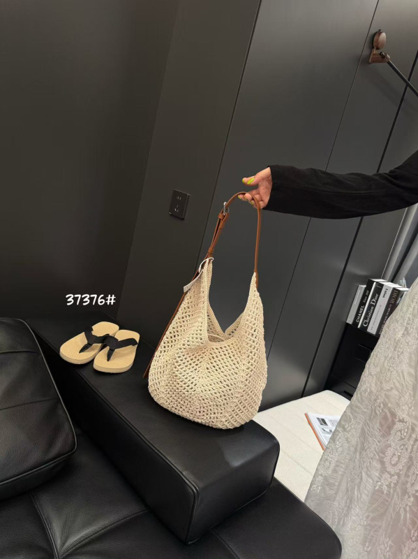 Torba ispod pazuha, pletena, gradski street-fashion stil, vodoravni kvadratni oblik, otvoreni vrh, bez podstavka