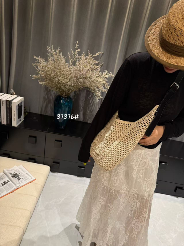 Torba ispod pazuha, pletena, gradski street-fashion stil, vodoravni kvadratni oblik, otvoreni vrh, bez podstavka