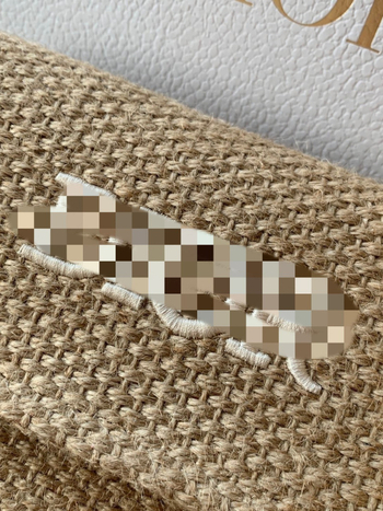 Szalmaszálból készült táska mágneses záródással, vízszintes négyzet alakú, egy vállpánt, belső zseb a mobiltelefon számára