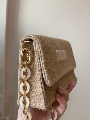 Szalmaszálból készült táska mágneses záródással, vízszintes négyzet alakú, egy vállpánt, belső zseb a mobiltelefon számára