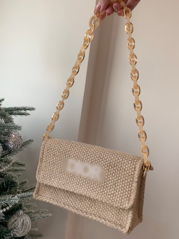 Szalmaszálból készült táska mágneses záródással, vízszintes négyzet alakú, egy vállpánt, belső zseb a mobiltelefon számára