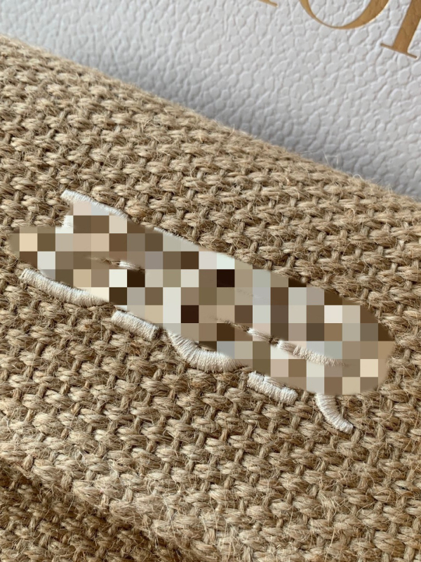 Szalmaszálból készült táska mágneses záródással, vízszintes négyzet alakú, egy vállpánt, belső zseb a mobiltelefon számára