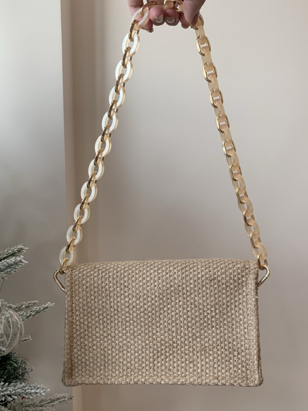 Szalmaszálból készült táska mágneses záródással, vízszintes négyzet alakú, egy vállpánt, belső zseb a mobiltelefon számára