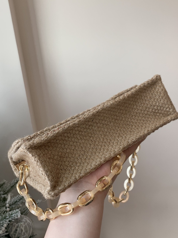 Szalmaszálból készült táska mágneses záródással, vízszintes négyzet alakú, egy vállpánt, belső zseb a mobiltelefon számára