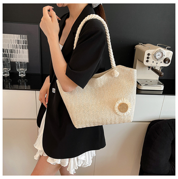 Slamena tote torba u stilu gradske jednostavnosti, s zip zatvaračem i džepom za telefon