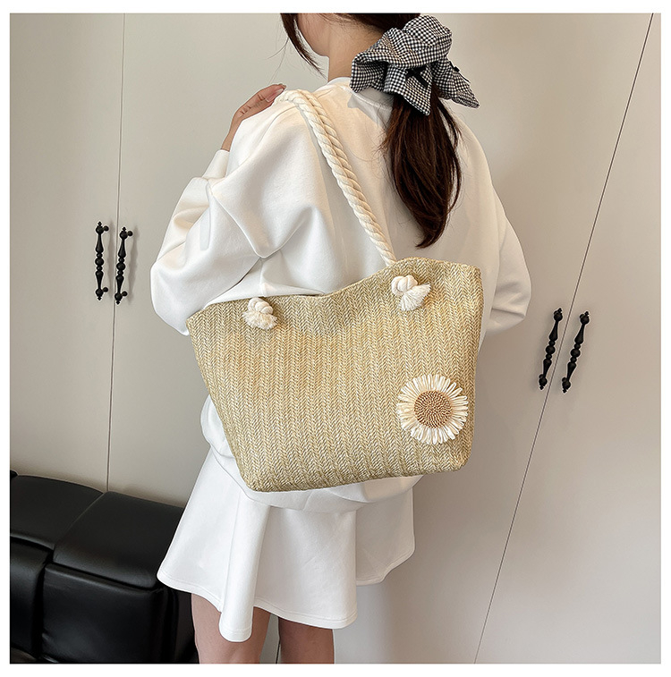 Slamena tote torba u stilu gradske jednostavnosti, s zip zatvaračem i džepom za telefon