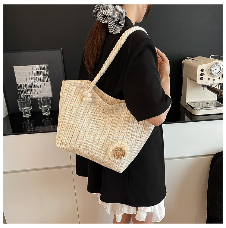 Slamena tote torba u stilu gradske jednostavnosti, s zip zatvaračem i džepom za telefon