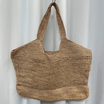 Geantă Tote din raffia — formă orizontală pătrată, deschidere deschisă, căptușeală din bumbac, buzunar pentru documente, bretele duble, stil urban