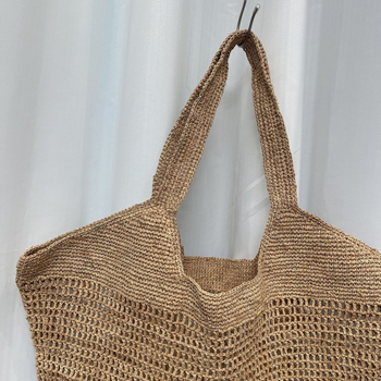 Geantă Tote din raffia — formă orizontală pătrată, deschidere deschisă, căptușeală din bumbac, buzunar pentru documente, bretele duble, stil urban