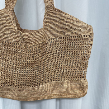 Geantă Tote din raffia — formă orizontală pătrată, deschidere deschisă, căptușeală din bumbac, buzunar pentru documente, bretele duble, stil urban