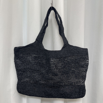 Geantă Tote din raffia — formă orizontală pătrată, deschidere deschisă, căptușeală din bumbac, buzunar pentru documente, bretele duble, stil urban