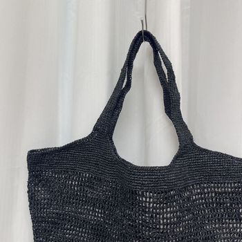 Geantă Tote din raffia — formă orizontală pătrată, deschidere deschisă, căptușeală din bumbac, buzunar pentru documente, bretele duble, stil urban