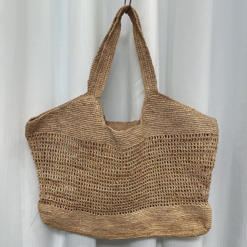 Geantă Tote din raffia — formă orizontală pătrată, deschidere deschisă, căptușeală din bumbac, buzunar pentru documente, bretele duble, stil urban